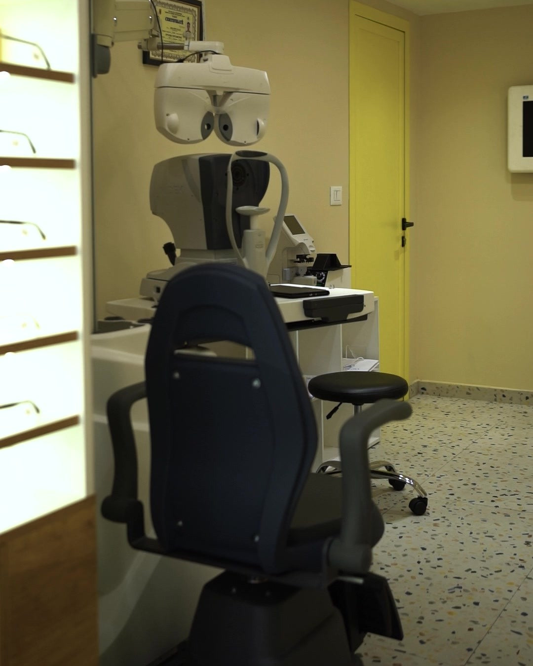 Dhoma e kontrollit optometrik në ALGEA Tiranë — foto reale