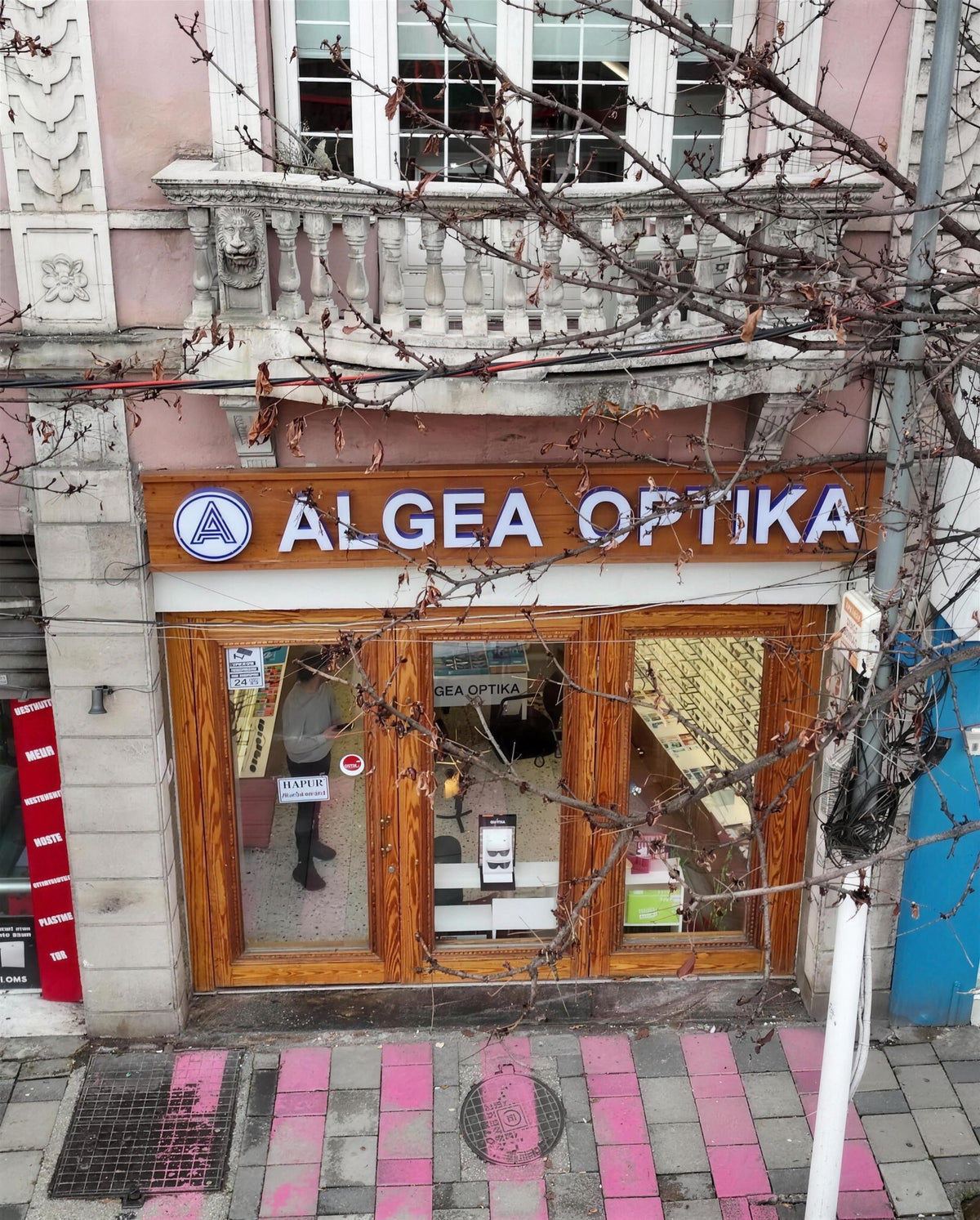 Fasada e dyqanit ALGEA Optika në Rrugën e Barrikadave, Tiranë